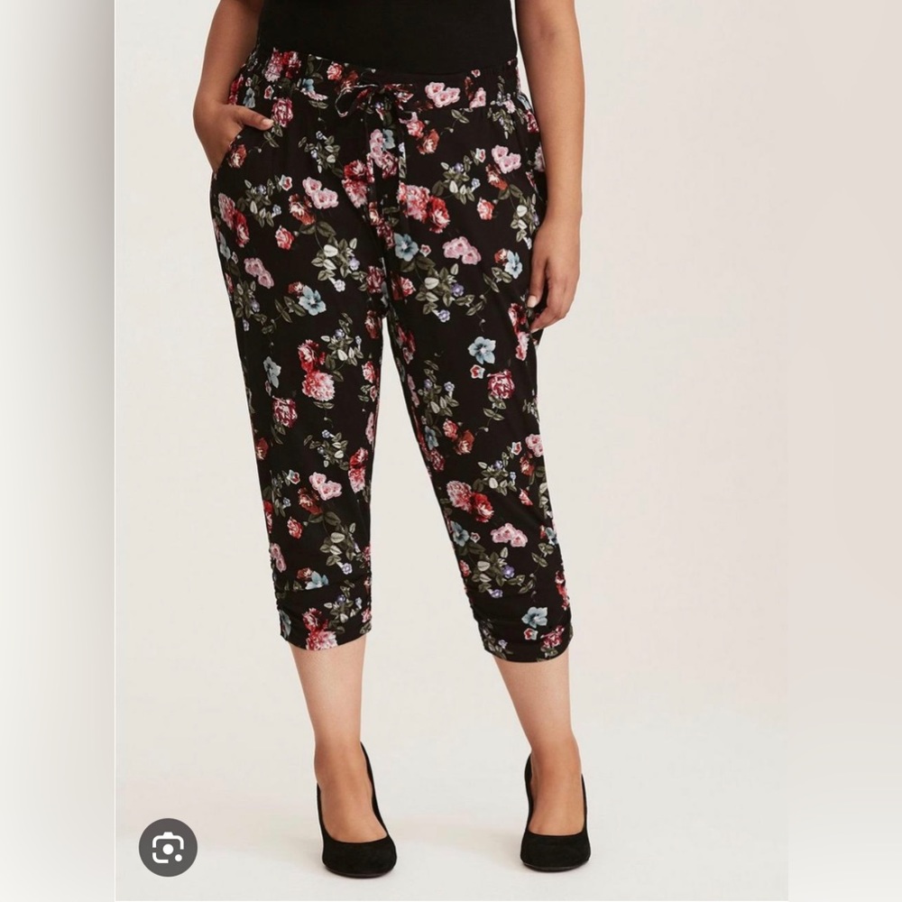 EUC Torrid Cropped Challis Jogger - Black Floral - Size 2X